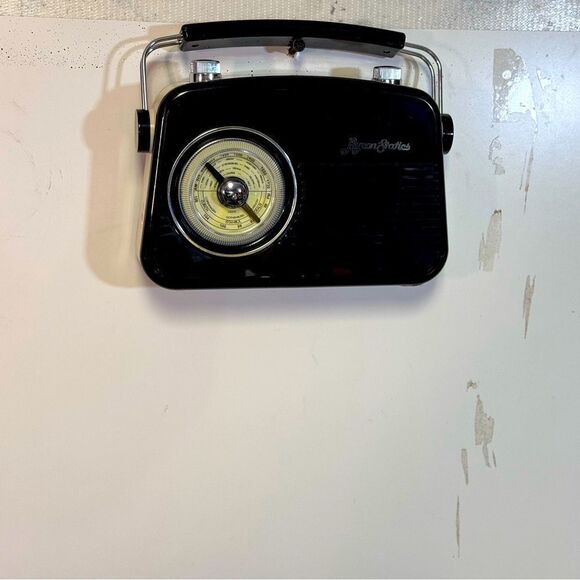 Byron Statics old vintage look am/fm hand held radio works with batt or plug - Picture 1 of 9